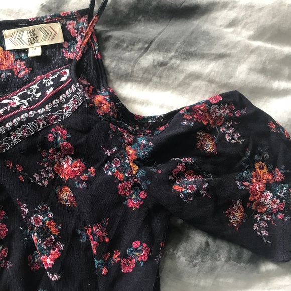 Cute floral cut out shoulder top💕 - Picture 4 of 6